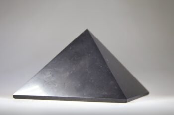 Shungit piramide gepolijst - Afbeelding 4