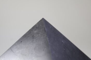 Shungit piramide gepolijst - Afbeelding 2
