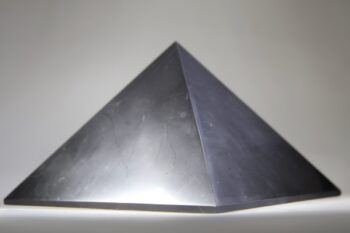 Shungit piramide gepolijst - Afbeelding 3