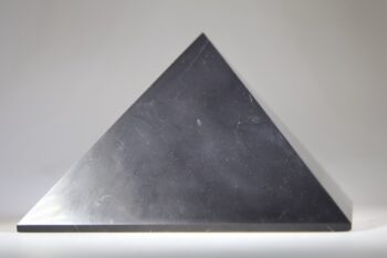 Shungit piramide gepolijst - Afbeelding 4