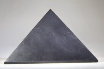 Shungit piramide gepolijst