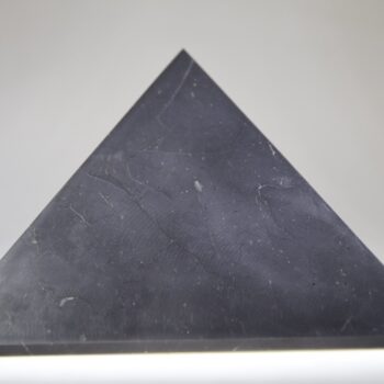 Shungit piramide gepolijst