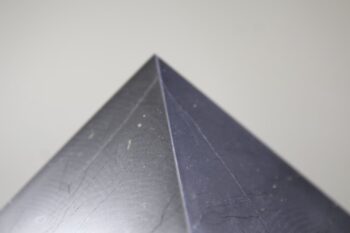 Shungit piramide gepolijst - Afbeelding 2