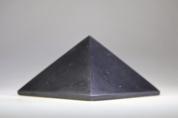 Shungit piramide gepolijst - Afbeelding 3