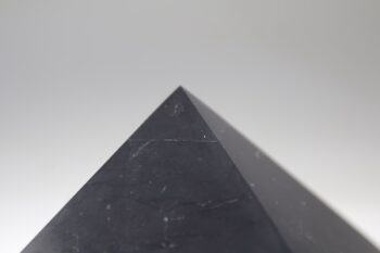 Shungit piramide gepolijst - Afbeelding 4