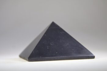 Shungit piramide gepolijst - Afbeelding 5