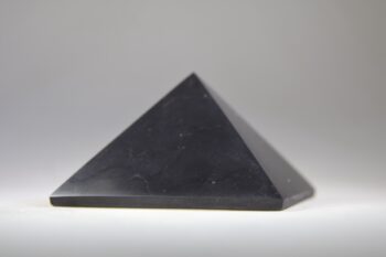 Shungit piramide gepolijst - Afbeelding 2