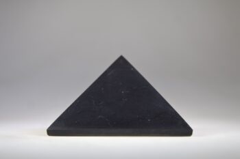 Shungit piramide gepolijst