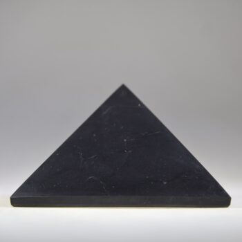 Shungit piramide gepolijst