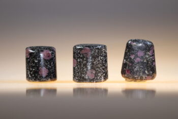 Victoriet / Spinel in Biotiet - Afbeelding 2