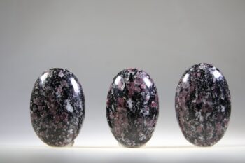 Victoriet / Spinel in Biotiet