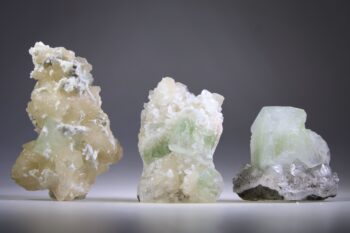 Apofylliet (zachtgroene) met Stilbiet en soms Scoleciet (Bron)