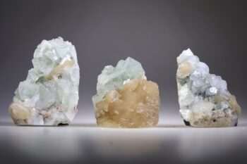 Apofylliet (Zeegroene) met Stilbiet en daarop Calciet kristalletjes (Realisatie)